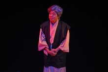 怪談師に扮するサンシャイン池崎。