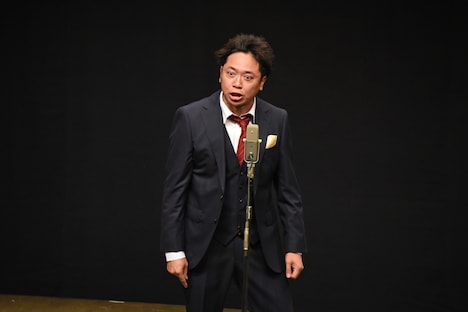 漫談を披露するサンシャイン池崎。