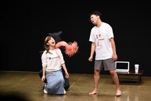 首から血を吹き出す小池美由（左）。