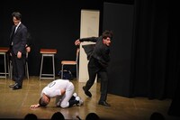 “池崎劇団”による演劇のワンシーン。