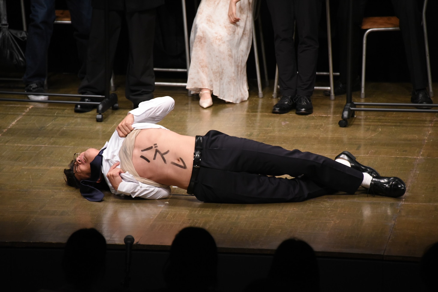 “池崎劇団”による演劇のワンシーン。