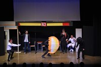 “池崎劇団”による演劇のワンシーン。