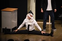 “池崎劇団”による演劇のワンシーン。