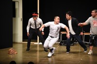 “池崎劇団”による演劇のワンシーン。