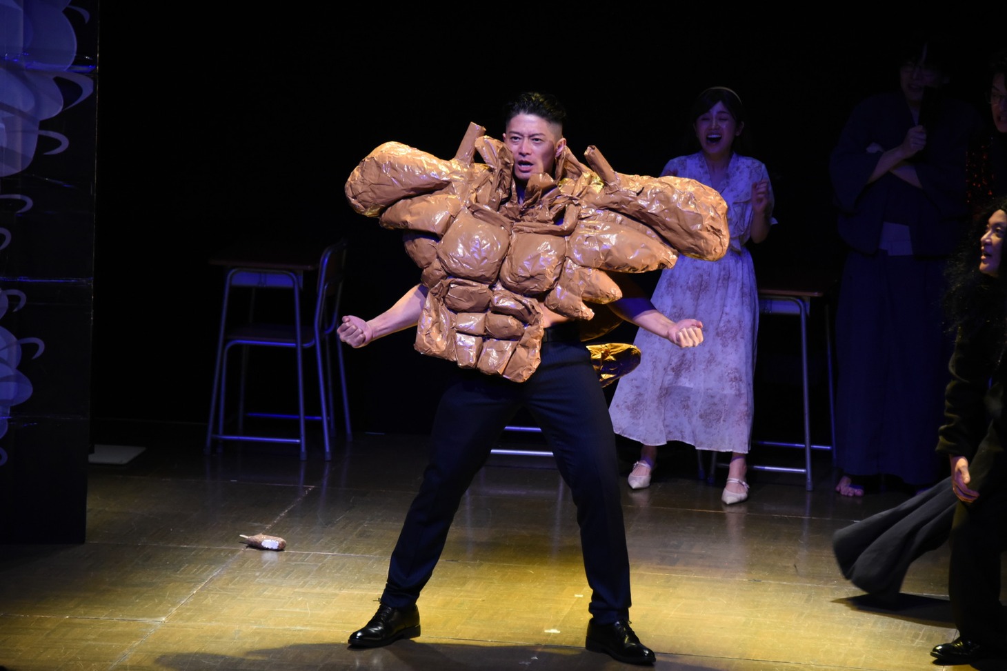 “池崎劇団”による演劇のワンシーン。