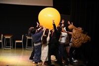 “池崎劇団”による演劇のワンシーン。