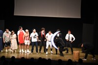 中野孝康が餅をついて起こした波動に貫かれる出演者たち。