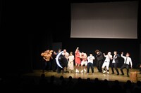 中野孝康が餅をついて起こした波動に貫かれる出演者たち。