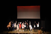 中野孝康が餅をついて起こした波動に貫かれる出演者たち。