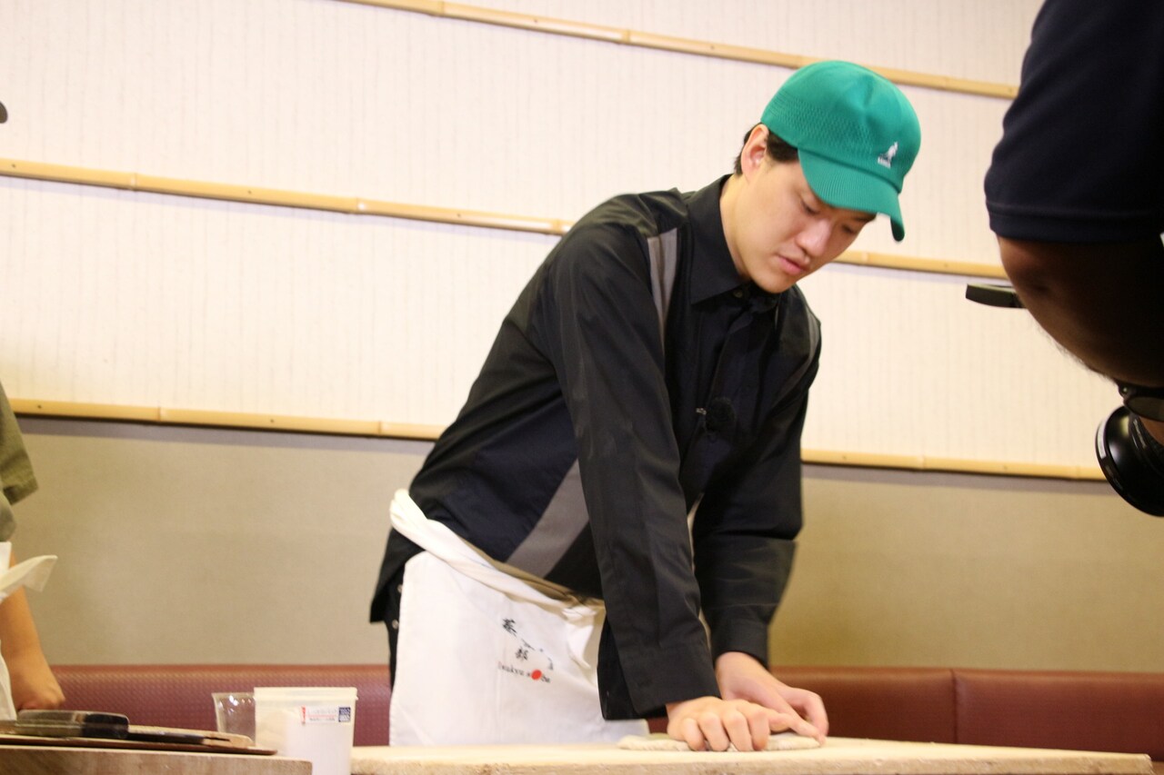霜降り明星が蕎麦打ち、粗品の手際の良さが目立つ
