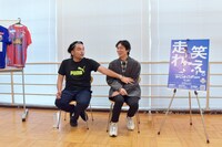 記者取材会でサッカー芸人としてのポジション争いをしてみせる（左から）見取り図・盛山、ナインティナイン矢部。