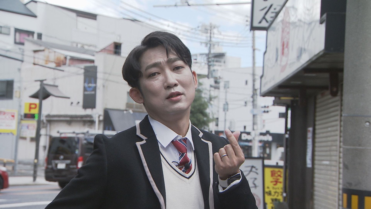 K-POPアイドル風メイクのNON STYLE石田。(c)読売テレビ
