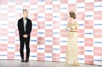 独特な間合いで会話をする（左から）ひょうろく、デヴィ夫人。