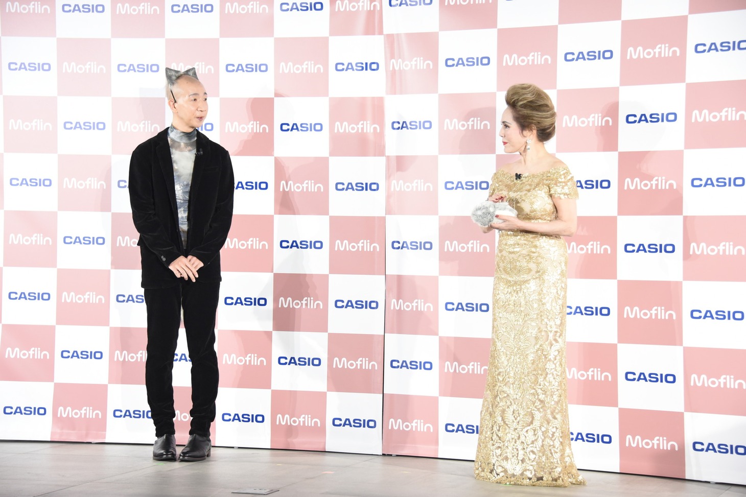 独特な間合いで会話をする（左から）ひょうろく、デヴィ夫人。