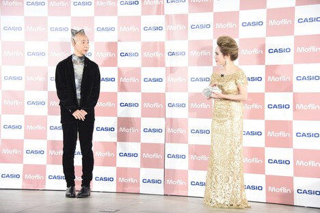 独特な間合いで会話をする(左から)ひょうろく、デヴィ夫人。