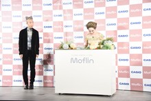 Moflinをかわいがるデヴィ夫人（右）を見つめるひょうろく（左）。