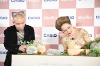 左からひょうろく、デヴィ夫人。