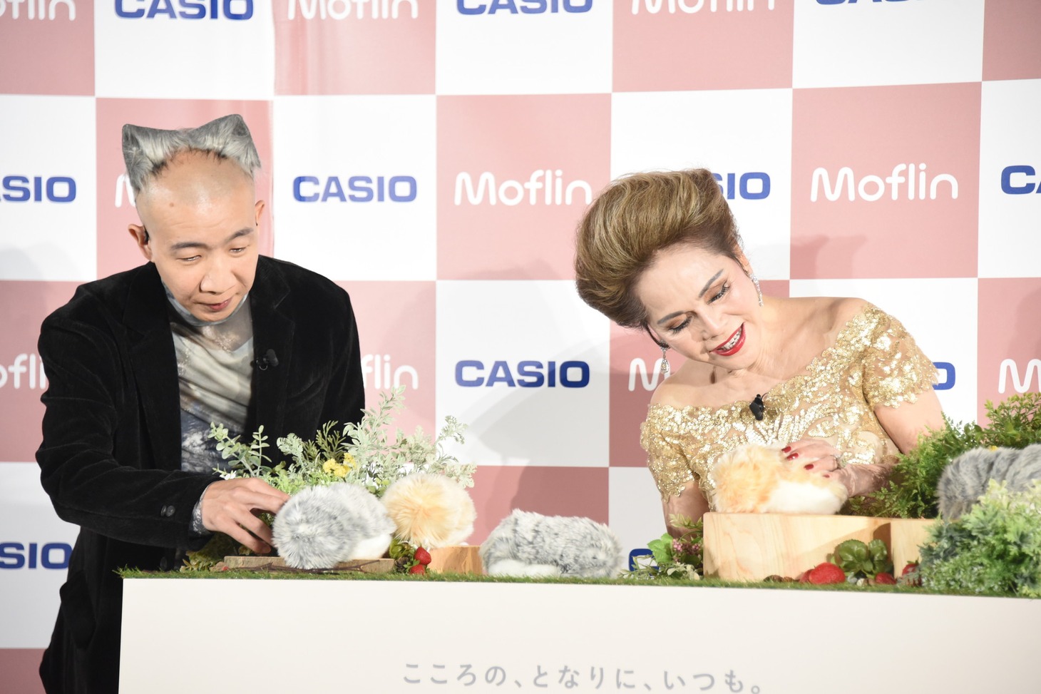 左からひょうろく、デヴィ夫人。
