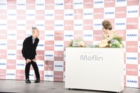 癒しのポーズでアピールするひょうろく（左）。