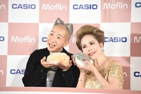 左からひょうろく、デヴィ夫人。