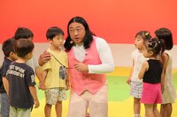 油断している隙に大事にしていたピノを食べられてしまう少年の怒りや悲しみをポップに描いた新曲「ピノガマン！」を披露するロバート秋山と子供たち。