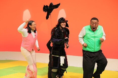 ピノを食べられて怒るロバート秋山。