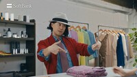 ソフトバンクCM「ペイトク店長 アパレル」編より。