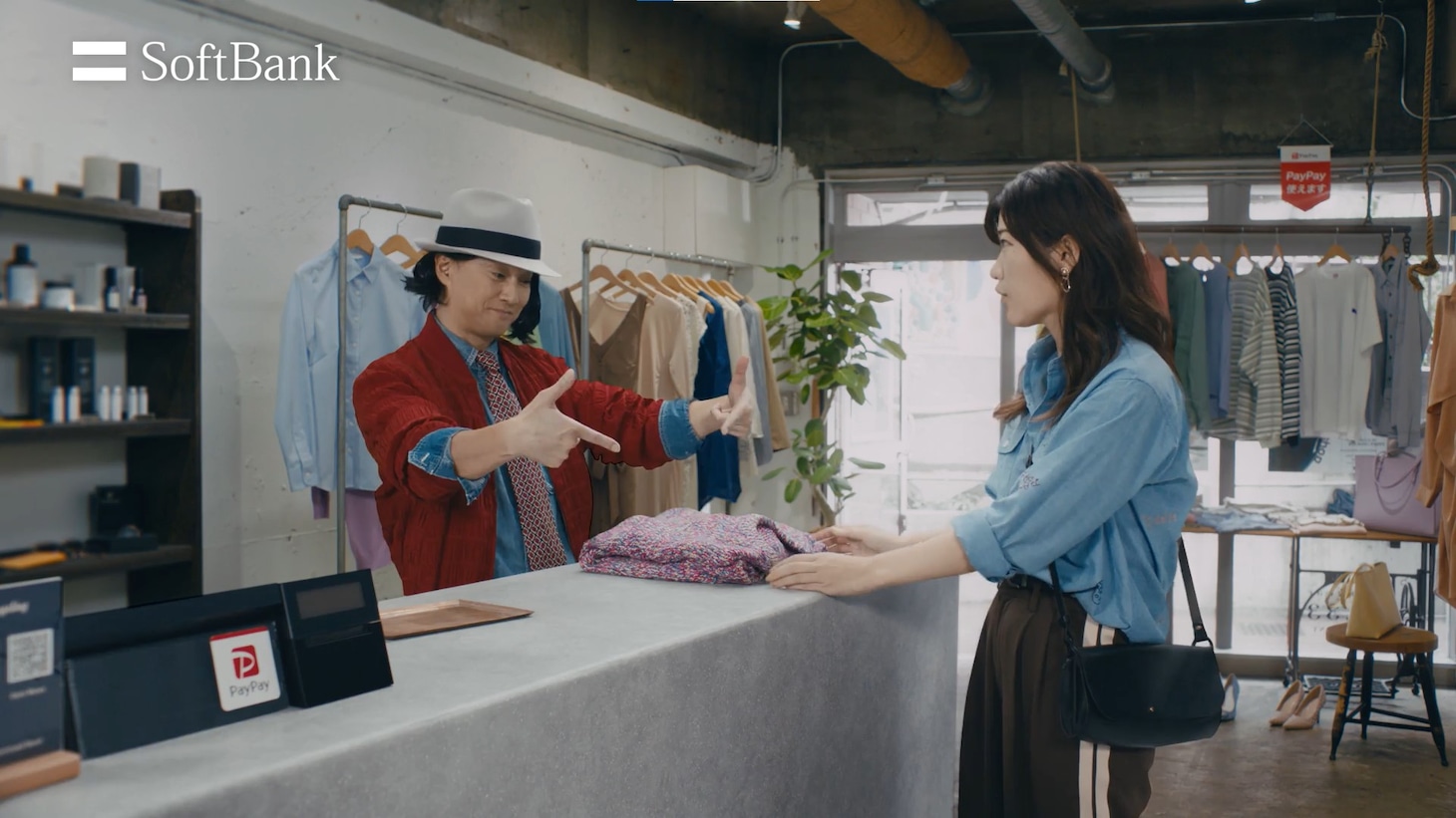 ソフトバンクCM「ペイトク店長 アパレル」編より。