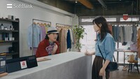 ソフトバンクCM「ペイトク店長 アパレル」編より。