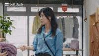 ソフトバンクCM「ペイトク店長 アパレル」編より。
