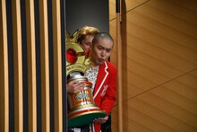 会見場に現れ、報道陣の多さに驚くラブレターズ。