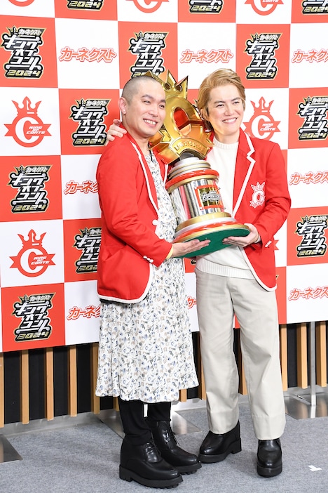 ラブレターズ。シークレットシューズを着用して会見場に登場。