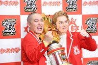 いろんなポーズをリクエストされるラブレターズ。