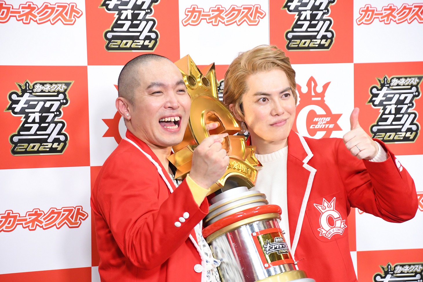 いろんなポーズをリクエストされるラブレターズ。