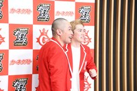 トロフィーを持っていないのにキスするようカメラマンにリクエストされ、ツッコミを入れるラブレターズ。