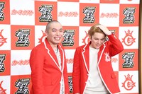 カメラに向かって「俺たちがキングだ！」と言おうとするも、歯切れが悪くなってしまうラブレターズ溜口（右）