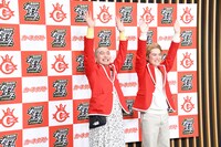 いろんなポーズをリクエストされ、最終的にバンザイを披露するラブレターズ。