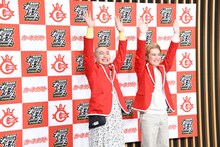 いろんなポーズをリクエストされ、最終的にバンザイを披露するラブレターズ。