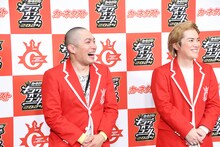 会見に応じるラブレターズ