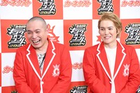 会見に応じるラブレターズ