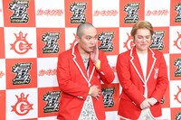 「ラブレターズにとってキングオブコントとは？」という質問への回答を考え込んでしまうラブレターズ塚本（左）