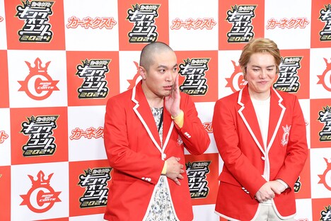 「ラブレターズにとってキングオブコントとは?」という質問への回答を考え込んでしまうラブレターズ塚本(左)