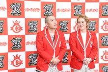 「ラブレターズにとってキングオブコントとは？」という質問への回答を考えるラブレターズ塚本（左）