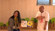 子供たちに絵本の読み聞かせをするトム・ブラウン