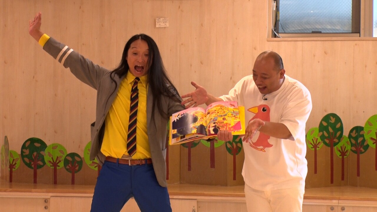 トム・ブラウンが保育園で絵本の読み聞かせ　子供たちの反応は