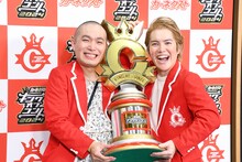 「キングオブコント2024」王者のトロフィーを持つラブレターズ