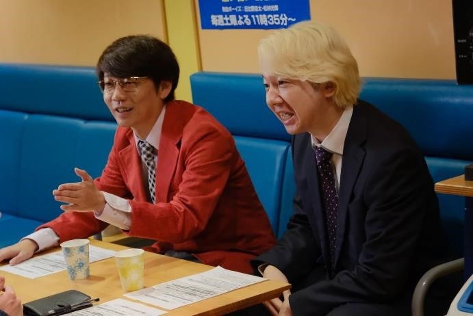 芸人コンビ・それからの小西役を演じる小宮浩信（左）と、浅川役を演じる相田周二（右）。