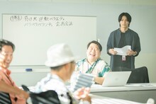 ラランド・ニシダが演じる伊原慎太郎の登場シーン。