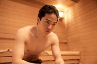 サウナに入る黒澤智也（菊池風磨）
