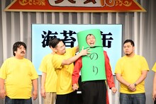 海苔の缶の蓋をしっかりしめる品川庄司・品川